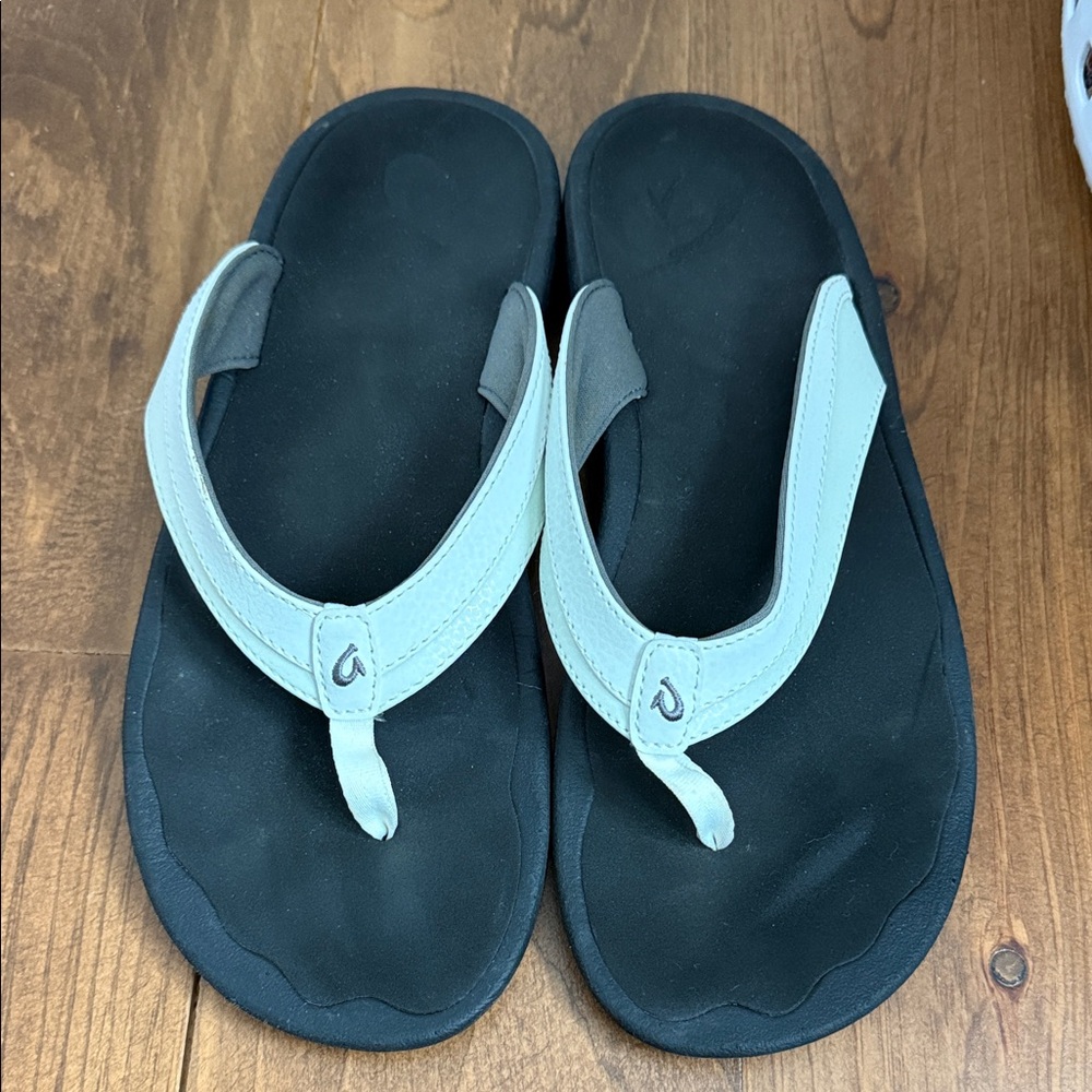 Women’s Olukai White Flip Flops Size 10. Worn Once. EUC